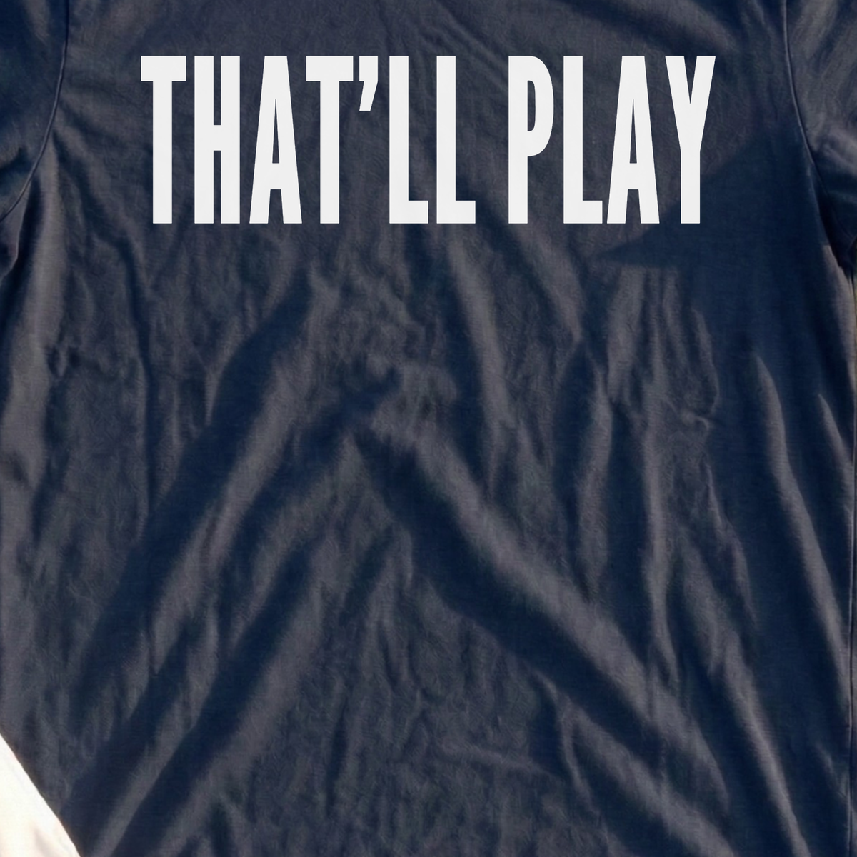 THAT’LL PLAY Tee, print close-up on Navy